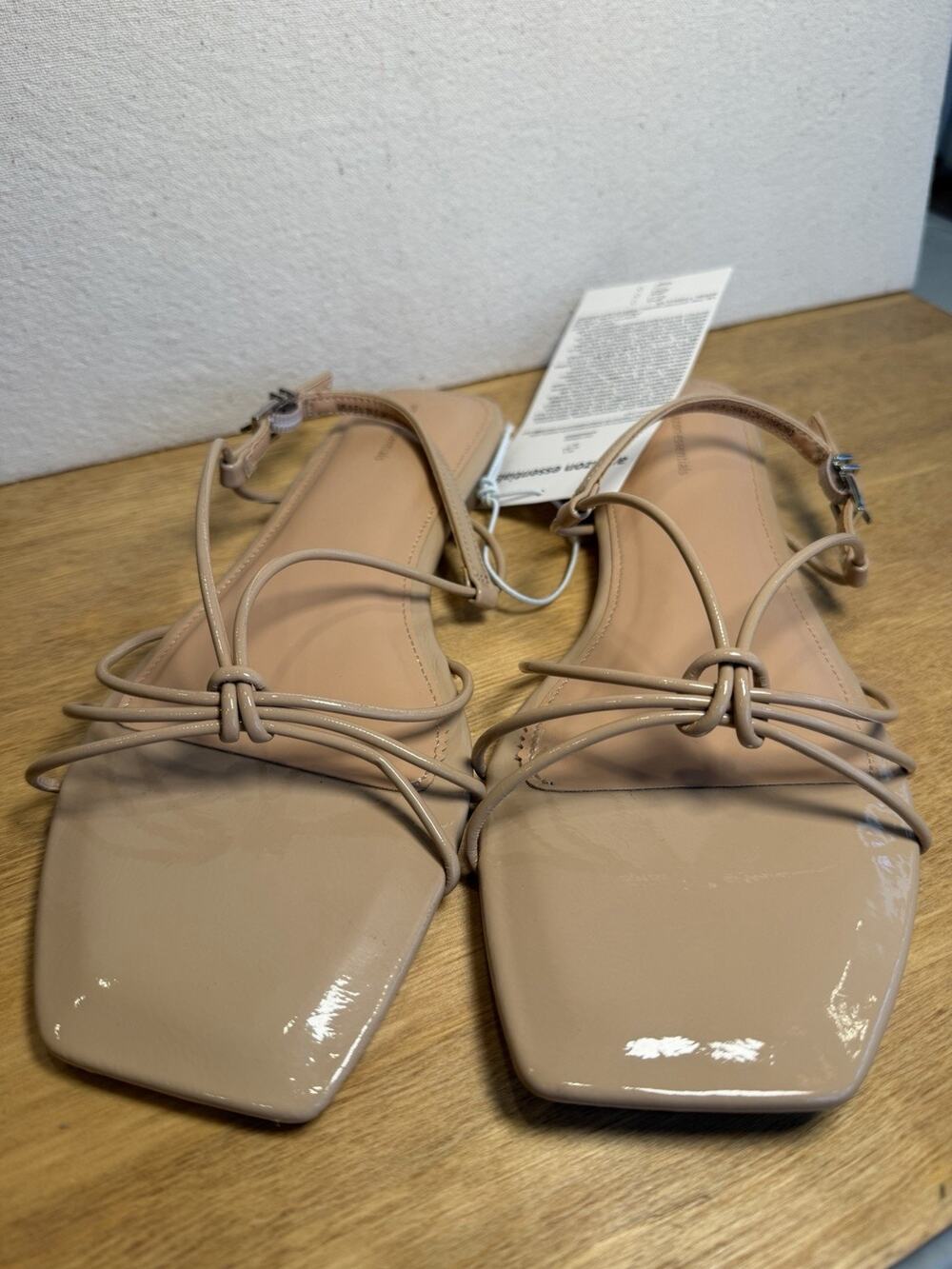 Amazon Essentials Strappy Flat Sandals Beige Patent Women’s US 9 New